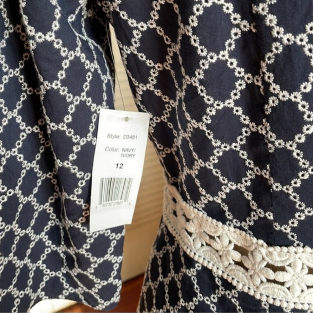 New Alexia Admor navy with lace eyelit pattern dress - Picture 4 of 10